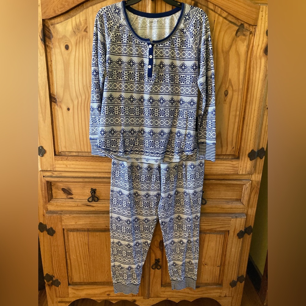 Women Mae blue white snowflake 2 piece pajamas size medium